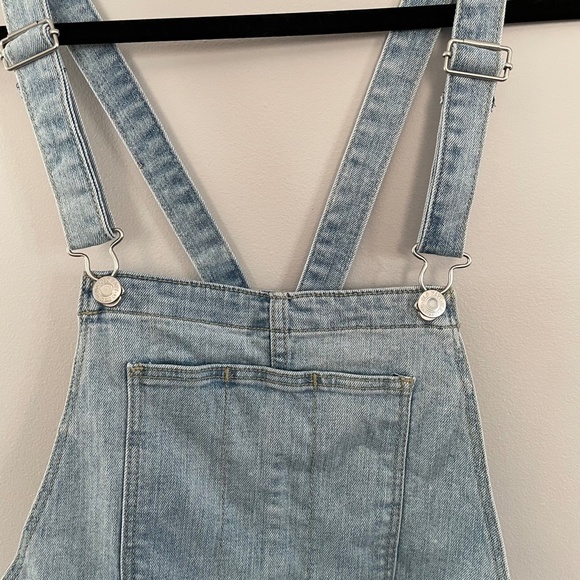 Old Navy Distressed Bib shorts - Picture 4 of 9